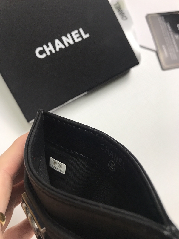 コピーシャネル激安財布着用イメージ